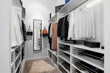 Walk-in-closet med skjutdörrar.