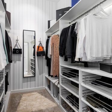Walk-in-closet med skjutdörrar.