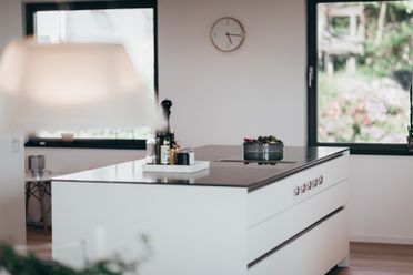 Stor vit köksö med blank skiva