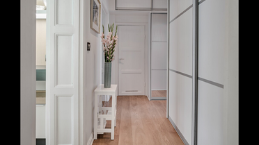 Skjutdörrar i hall.