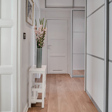 Skjutdörrar i hall.