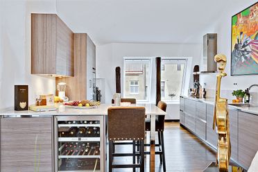 Kök i ljust trä med plats för vinkyl