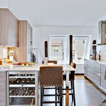 Kök i ljust trä med plats för vinkyl